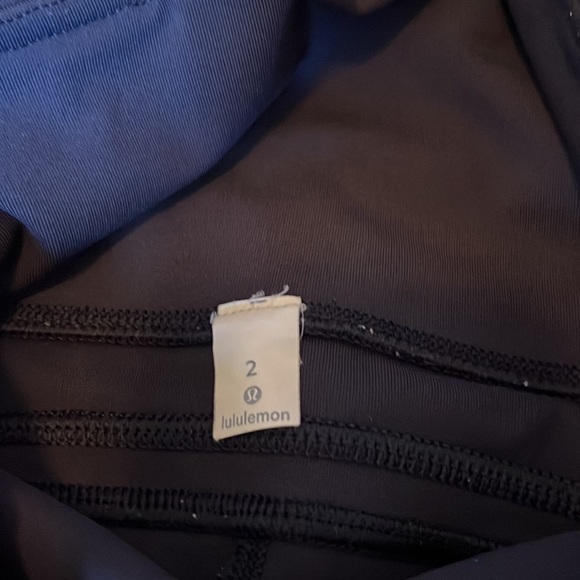 Lululemon Navy Capri legging. Size 2 - Picture 5 of 5